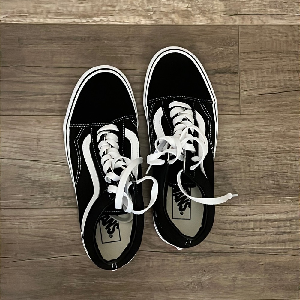 Old Skool vans black/white mens 7 women’s 8.5 never worn